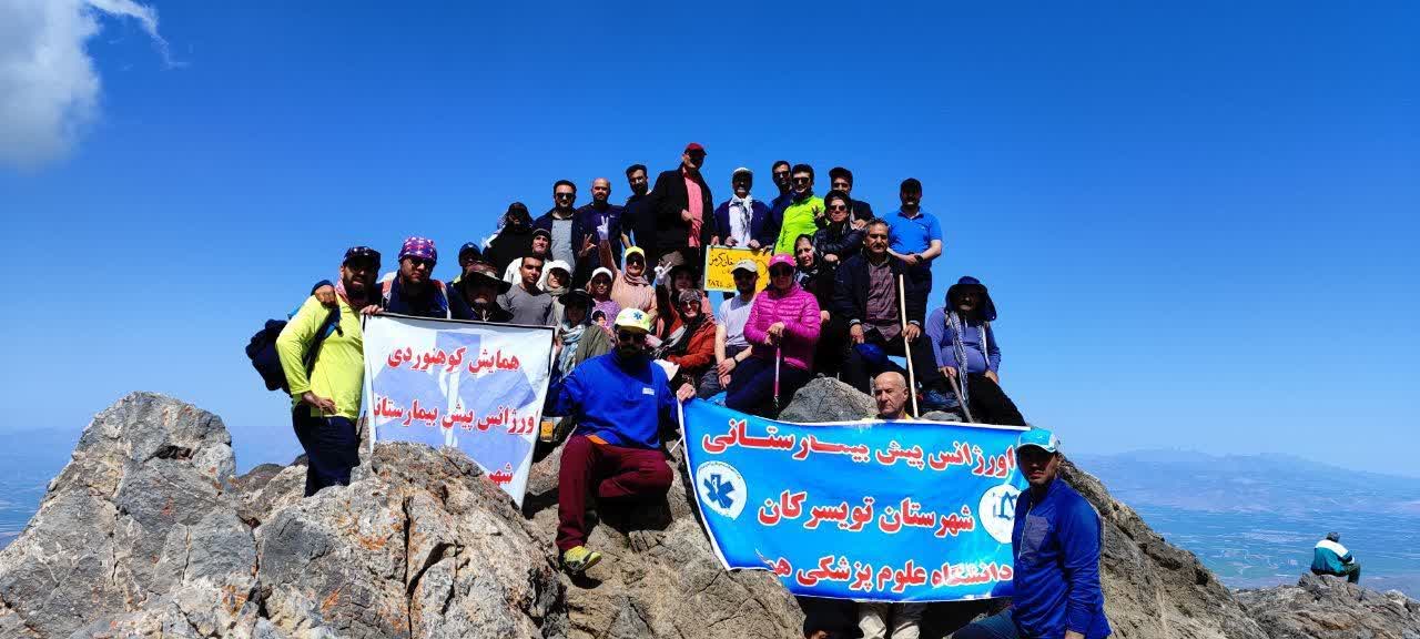 صعود کارشناسان اورژانس شهرستان تویسرکان به کوه خانگرمرز